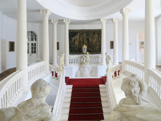 chateau-peruc-entrance